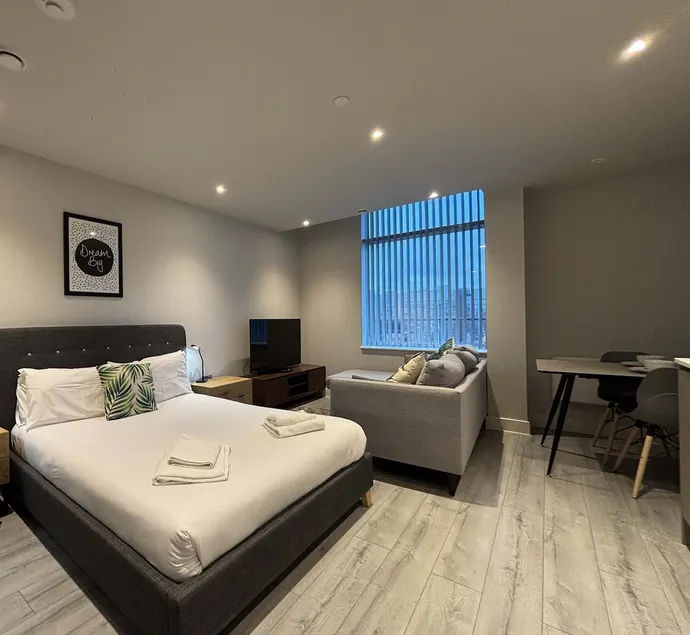 Stylish Studio in Bracknell with free Parking - Image 1