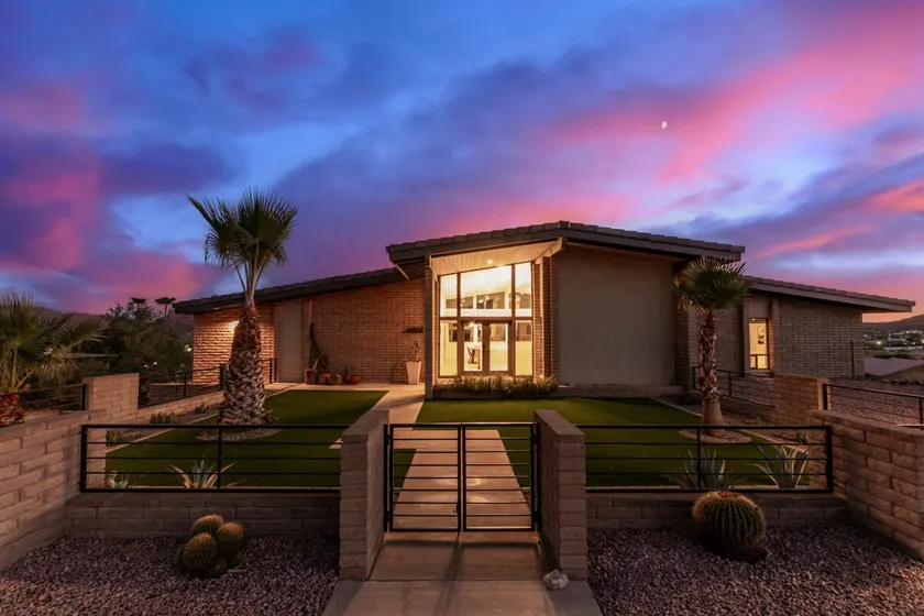 3BR Retreat with Heated Pool, BBQ & Mountain Views - Image 1