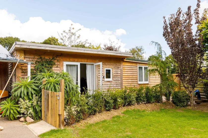 Cosy Cabin Retreat Close to Beaches - Image 1