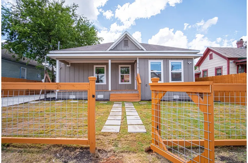 Seize the Moment 4BR3BA Gem w Downtown Views - Image 1