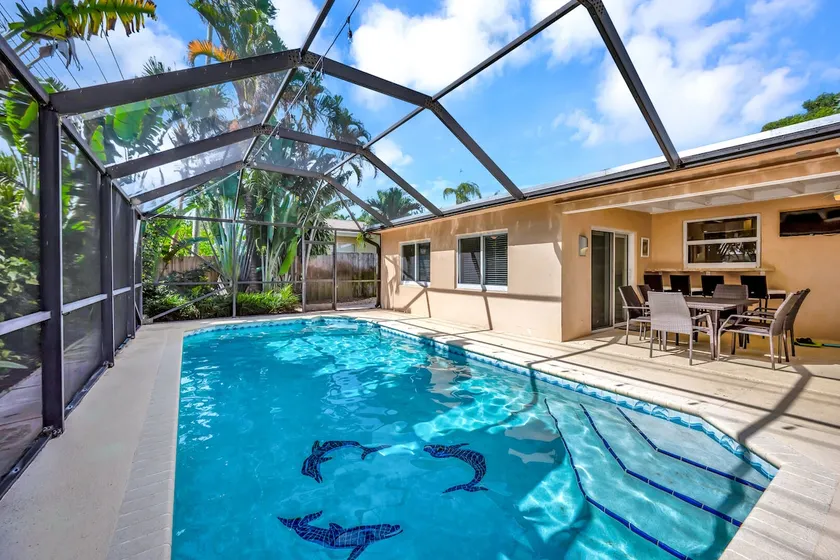 4 Bedroom 2 Bathroom Lovely Pool - Image 1