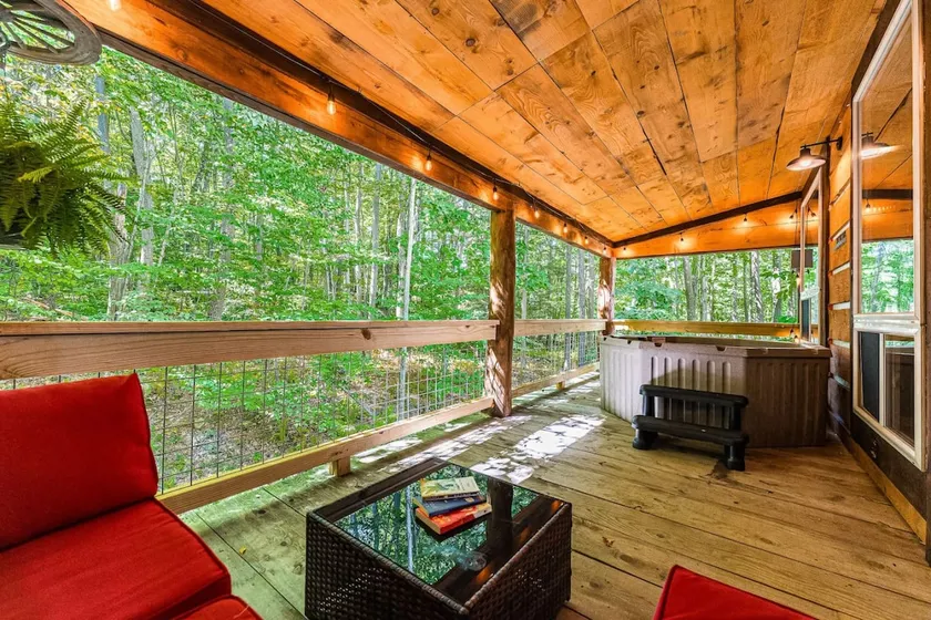 Romantic Cabin Walk to Lake & Dining/Hot tub/Dogs - Image 1