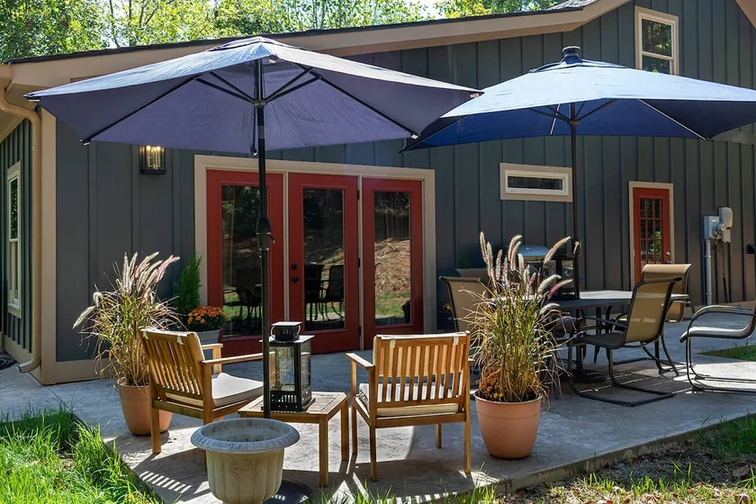 Stunning Private Cottage! Base of Beautiful - Image 1