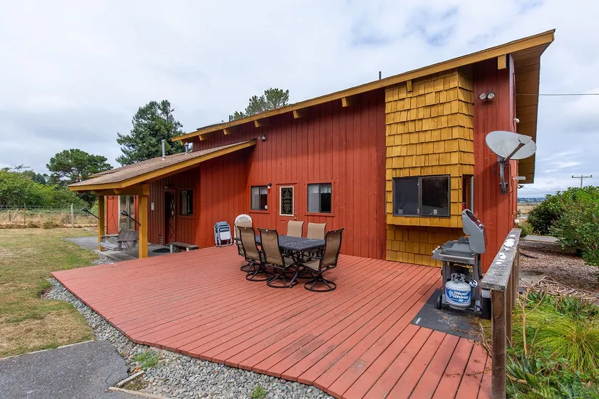 Big Bay Cabin- Bay Views, Cozy, Central Location - Image 1