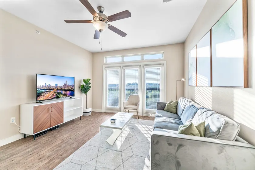 Top Floor SoCo 2BR King Suite | 8 mins to Downtown - Image 1