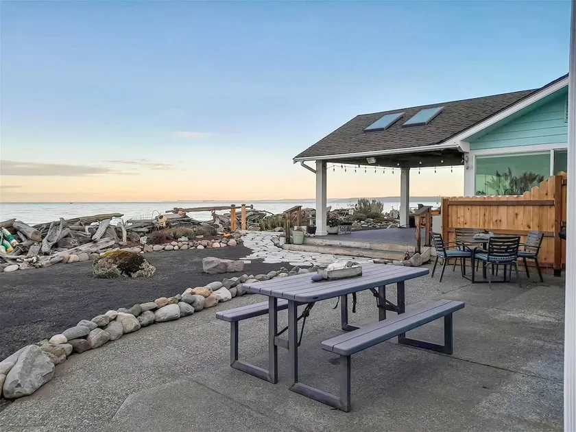 Strait by the Sea: Charming Beachfront Studio - Image 1