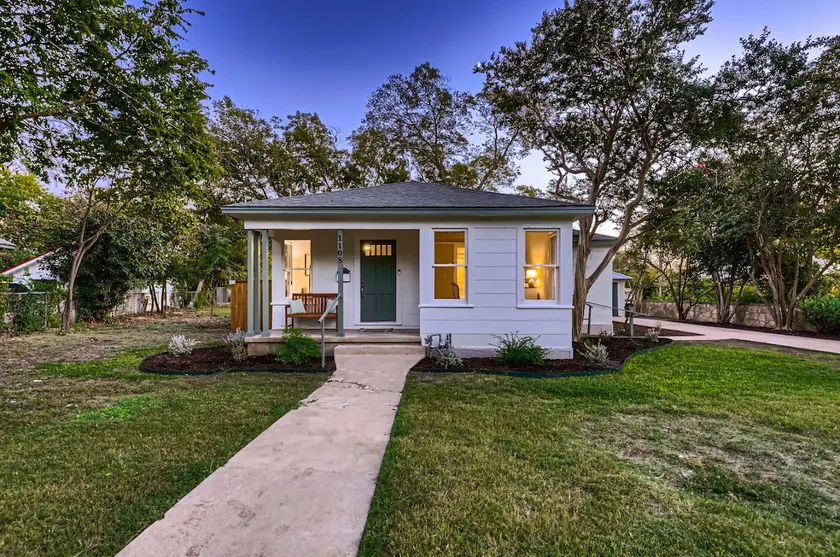 Sweet Sage Cottage in Old Town Close to the Square - Image 1