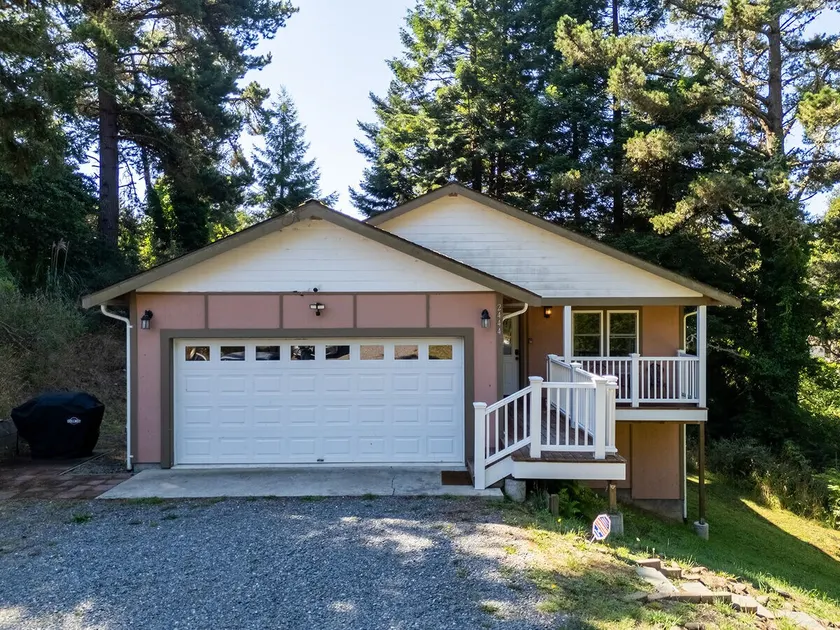 Hillcrest Hideaway-Tucked Away Cozy Home - Image 1