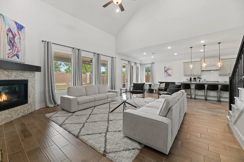 Lake Cove Retreat- 4-Bedroom Escape - Image 1