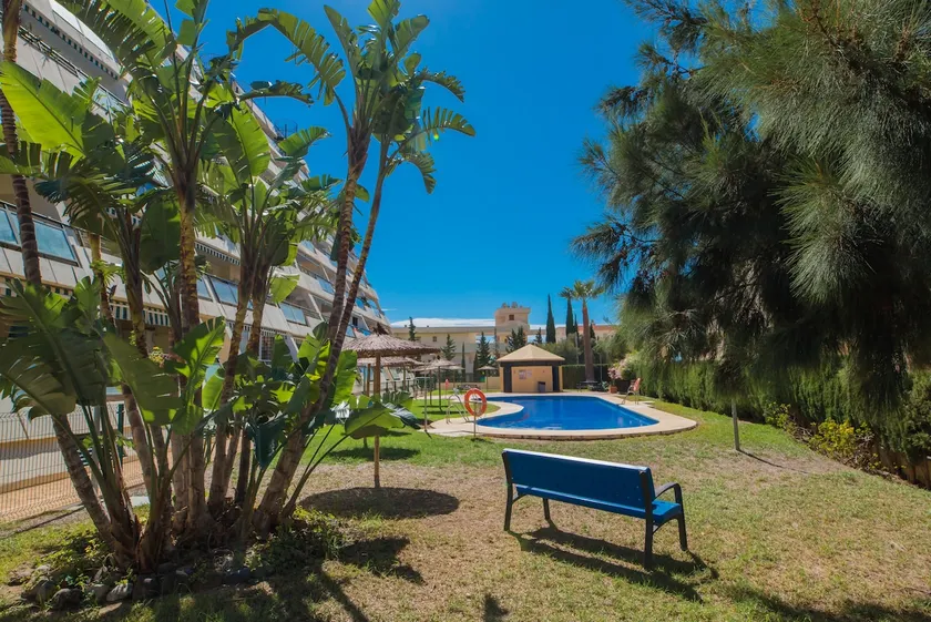 Large pool, balcony & great views. Parking. - Image 1