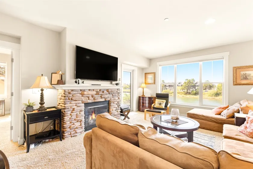 Seaside Waterfront condo - Image 1