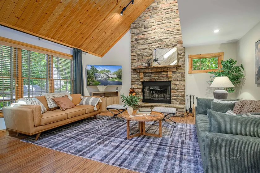 King Bed : Deck w/Grill : Fireplace : Smart TVs : - Image 1