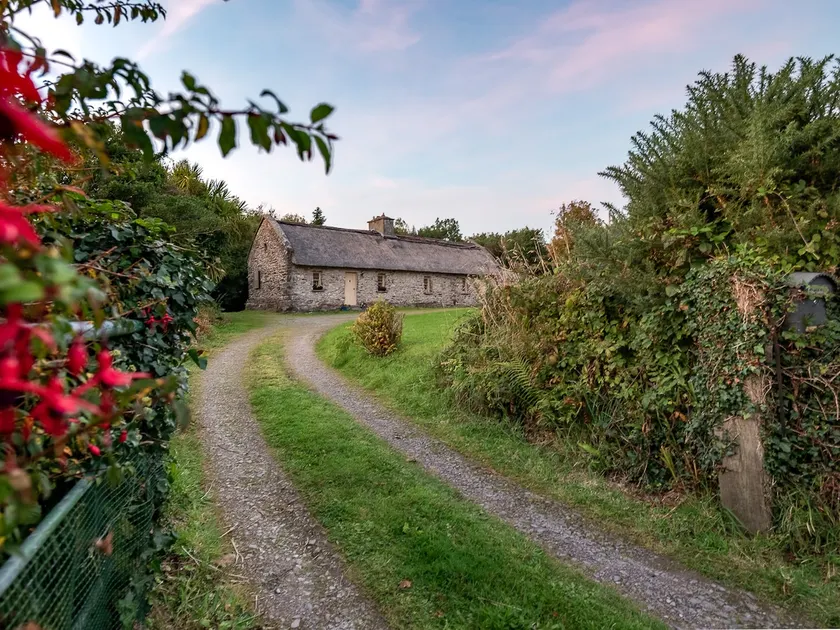 Traditional style thatched cottage in Kenmare - Image 1