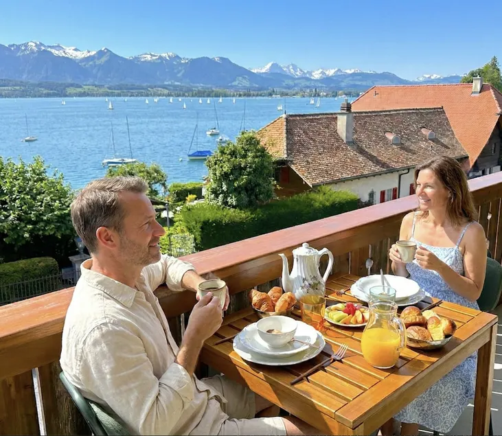 SwissHut Stunning Views Alps & Lake - Image 1