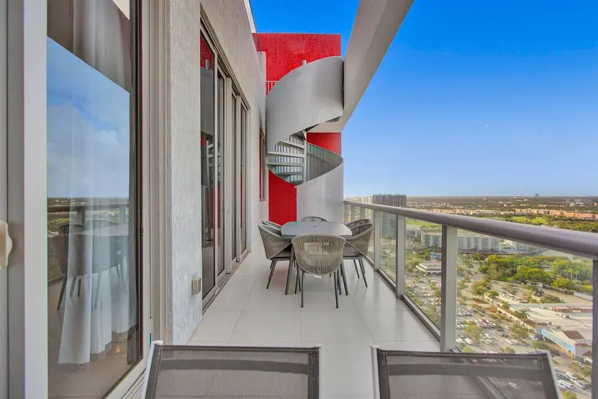Penthouse with Private Rooftop & Beautiful Views - Image 1