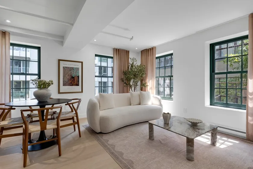 Mercer-1 Bedroom Corner -Free parking - Image 1