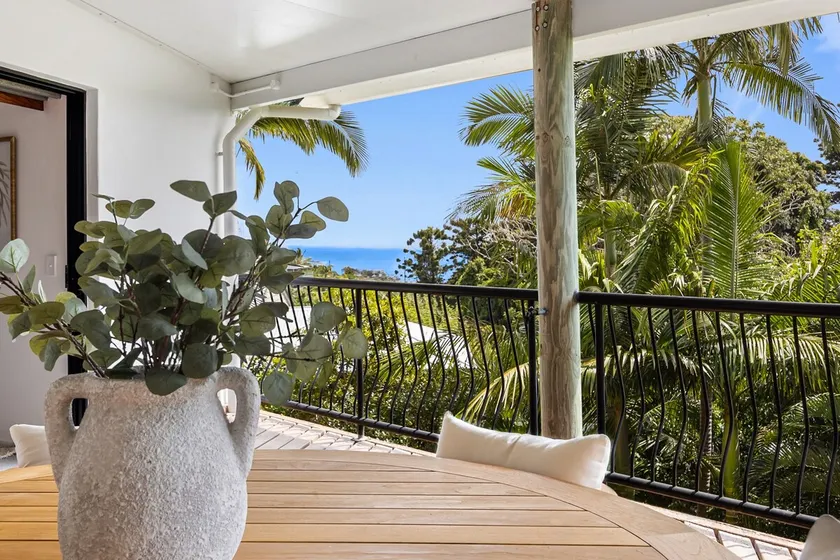 Beachside 4-Bed Retreat with Study Nook  Views - Image 1