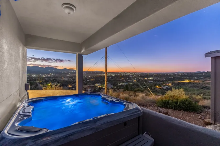 Dewey Mountain Getaway 3BR Home with Hot Tub, Gym and Sauna - Image 1