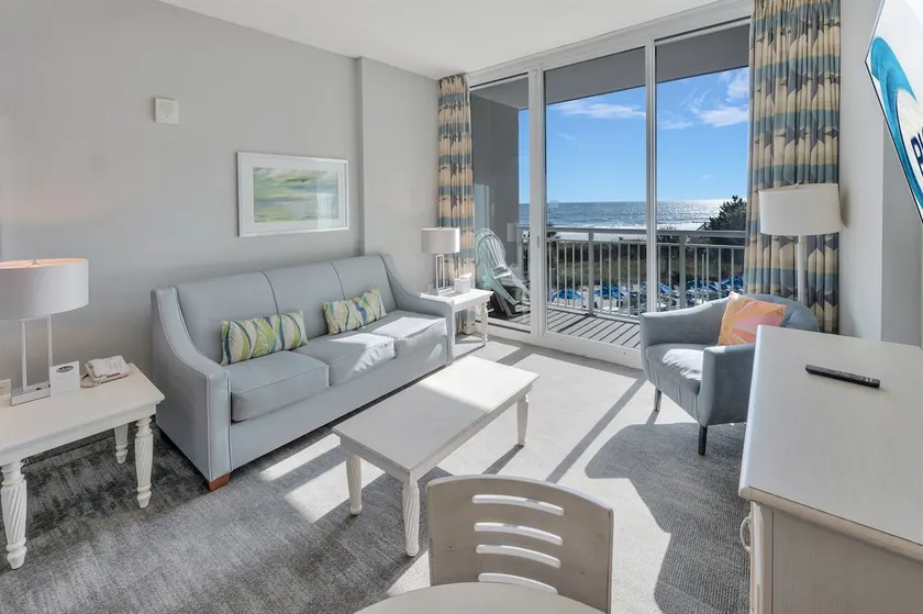 Direct Oceanfront w Nice Decor, Modern Low Floor - Image 1