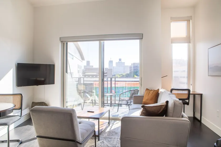 Modern Studio Apt with Rooftop, Gym, and Parking - Image 1
