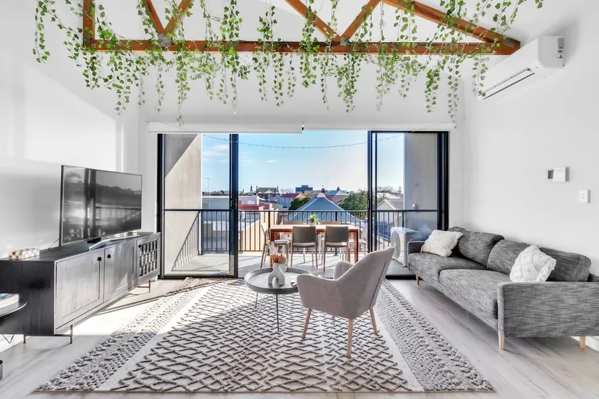 Portside Paradise - Steps away from the Port - Image 1