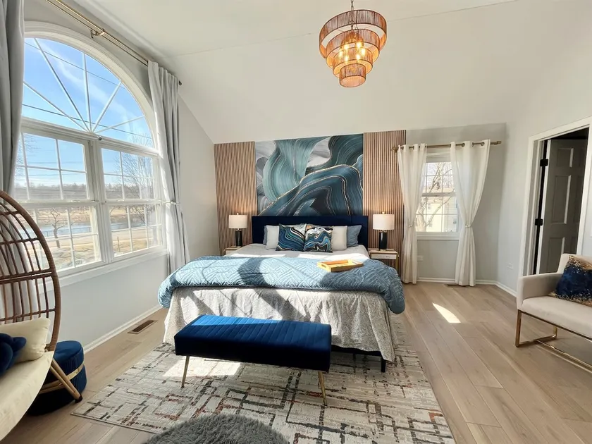 River View, walk to town,Newly renovated, Spacious - Image 1