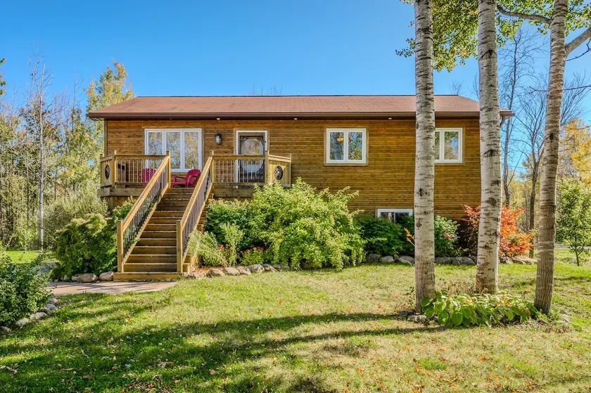 Black Bear - Cozy 4-Season Cottage w Hot Tub - Image 1