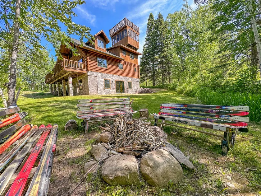 Eagles Nest: An awe-inspiring log home in Tofte,MN - Image 1