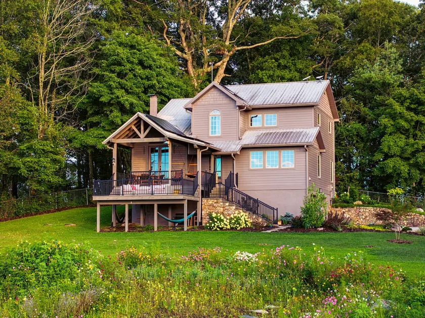 Maison de vacances avec barbecue, jardin et jacuzzi | Vue montagne - Image 1