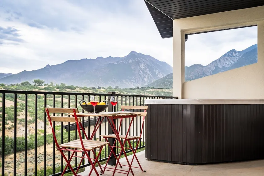 *Hot Tub*NEW Private Balcony Suite-Near Skiing - Image 1