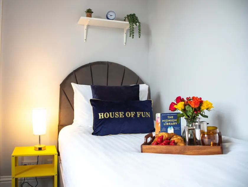 5-Bed Family & Group Stay Near Cricket Ground - Image 1
