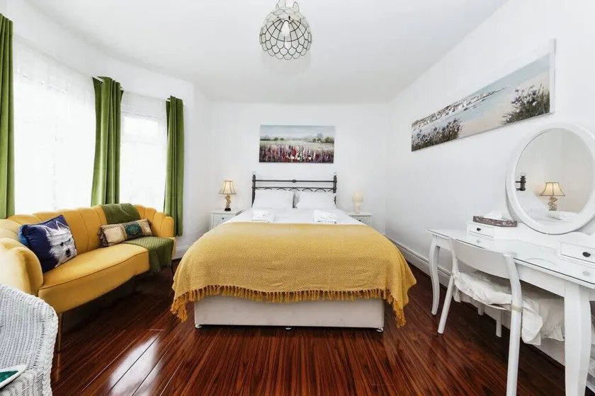 Your Chic 3BR Home Comfort and Style in London - Image 1