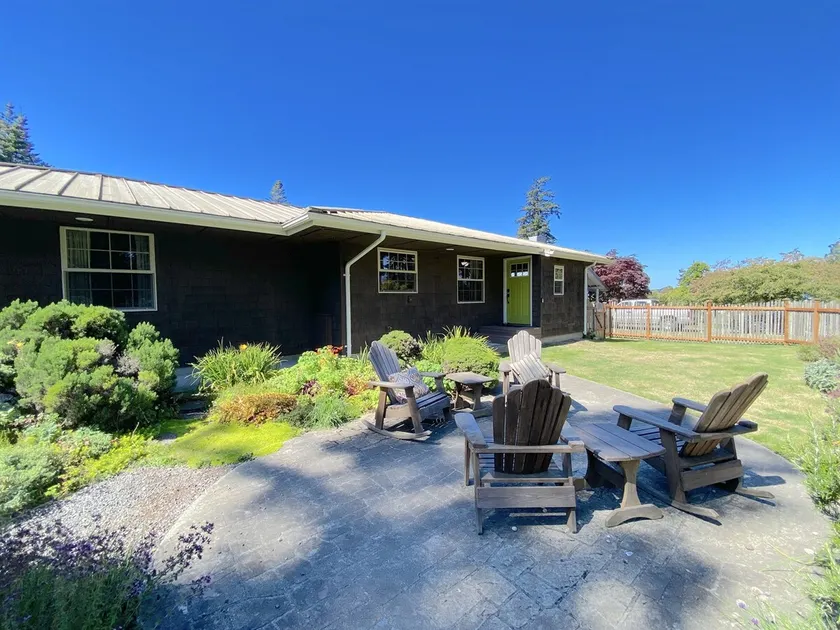 North Shore Retreat: Beach access, Tennis Court - Image 1