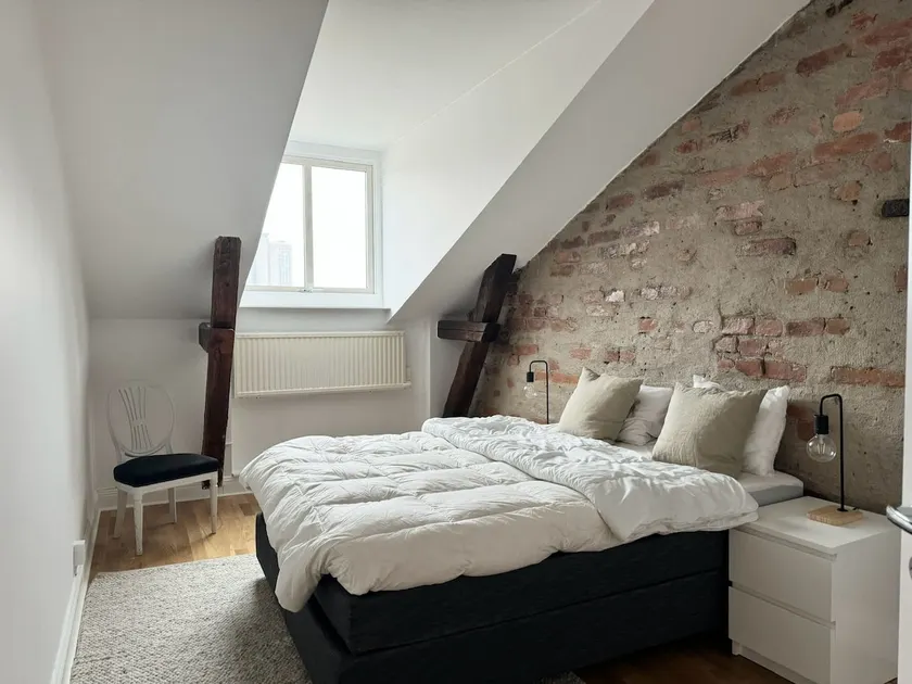 Top floor apt with three separate bedrooms - Image 1