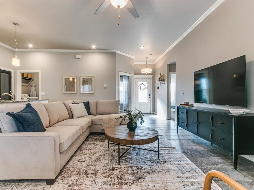 Luxury Living Without the Commitment - Image 1