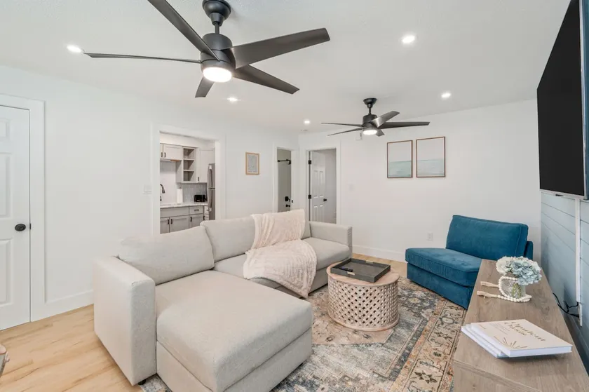 Sunny Haven: 1BR Townhome in Fort Walton - Image 1