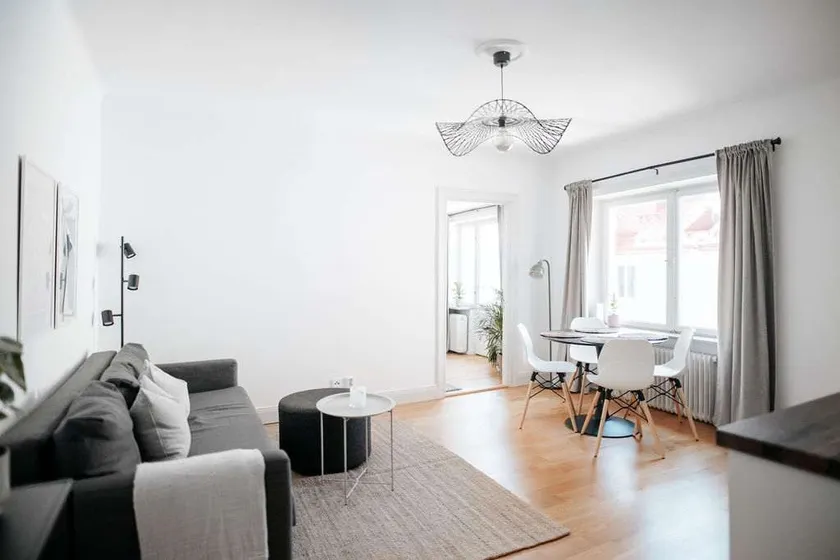 Cozy 1 bedroom apt in Norrmalm with french balcony - Image 1