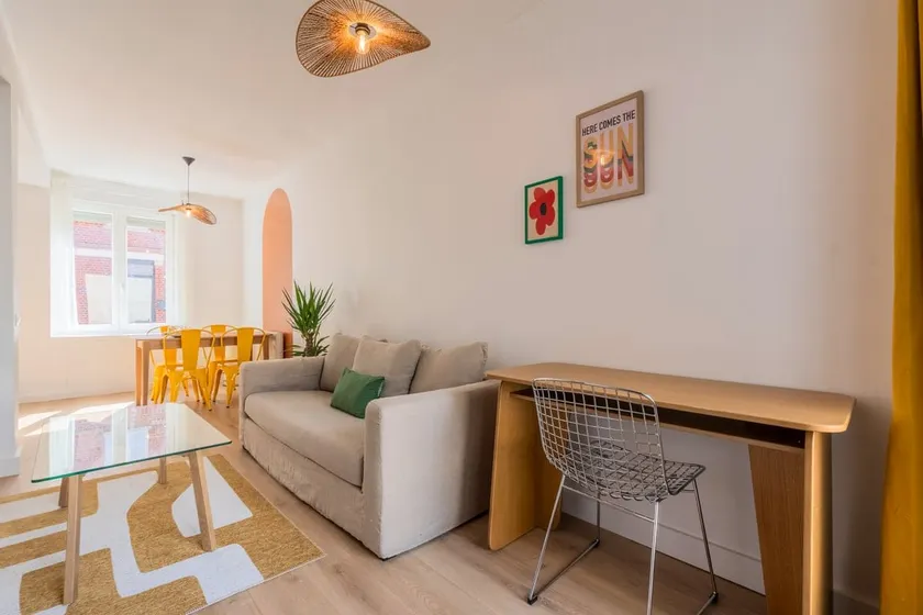 Well-equipped two-room apartment close to metro, with parking - Image 1