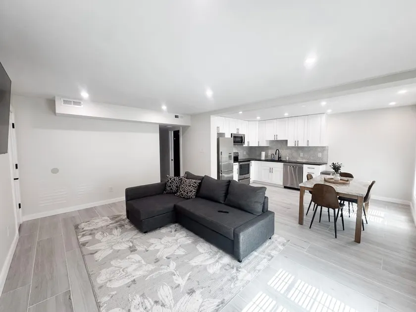 Sleek Condo by the Beach - Image 1