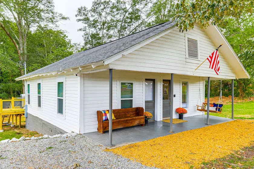 Downtown Heflin Cottage w/ Deck & Fire Pit! - Image 1