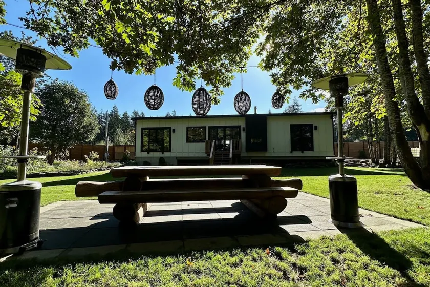 Chemainus riverside home- Trampoline + fire pit - Image 1