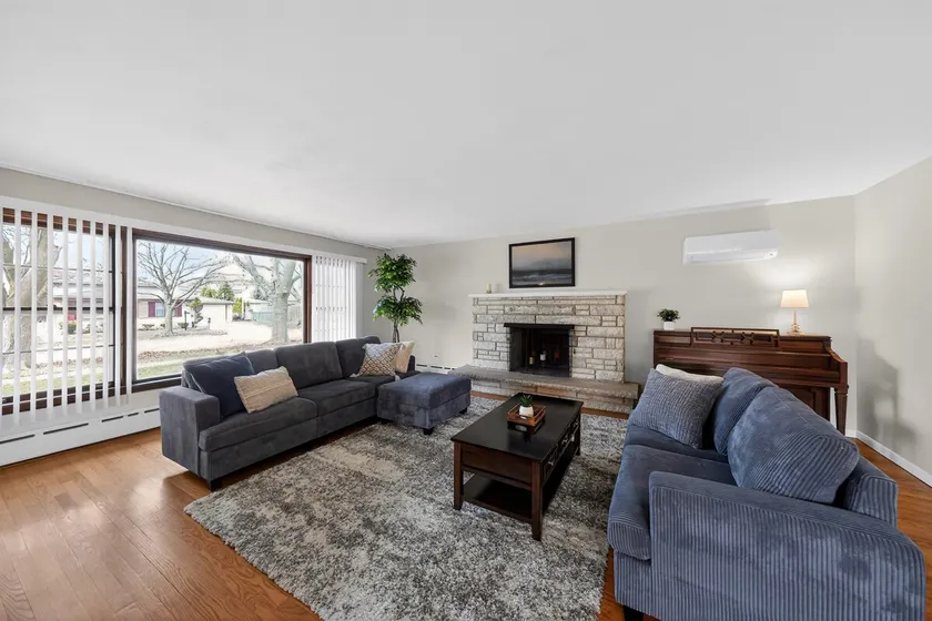 Bright & Spacious 2BR Home in Niles, IL - Ideal fo - Image 1