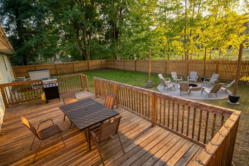 Walk to Paw Paw Lake, fire pit, beach 10 min - Image 1