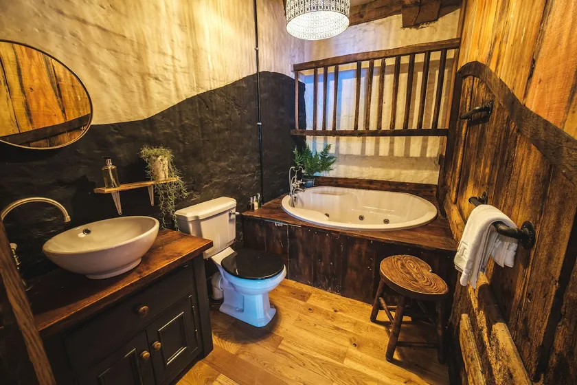 The Shergar Suite - Rustic Couples' Retreat - Image 1