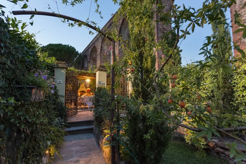 La Dimora dei Conti, Indulge in a Country Farmhouse Apartment with Jacuzzi Facing the Town! - Image 1