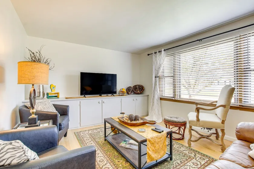 < 1 Mi to Lambeau Field: Green Bay Home w/ Grill! - Image 1