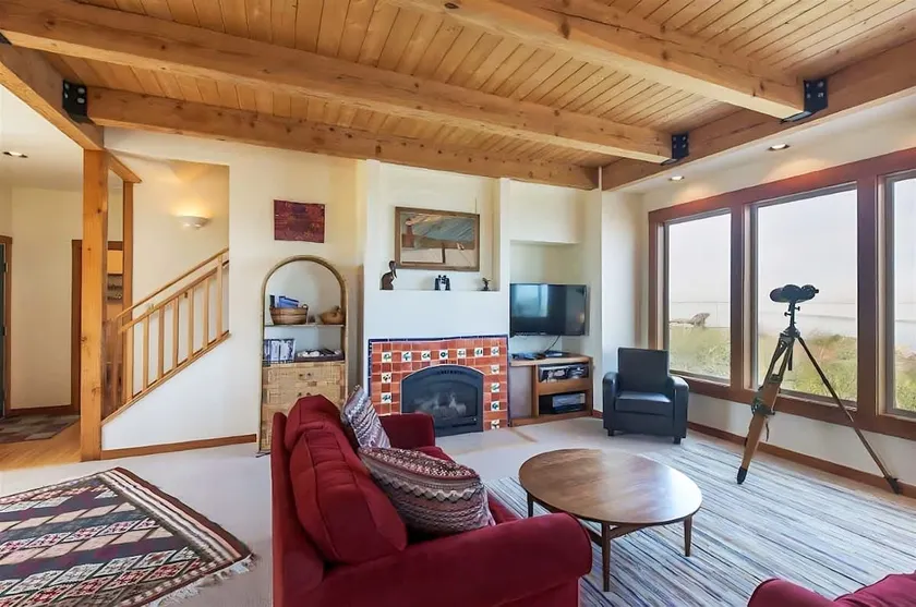 Dungeness Bay Beach House: Beachfront Stay - Image 1