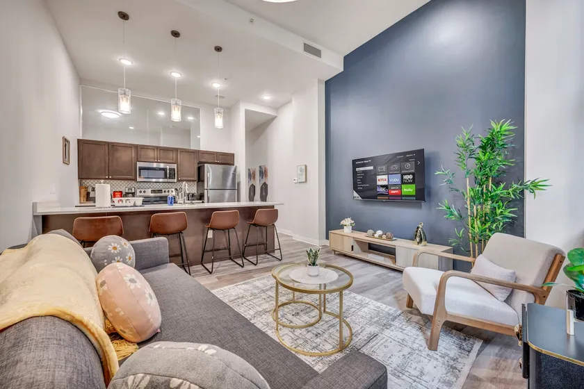 Luxe 1B in Heart of Downtown • Pool & Spa • Gym - Image 1