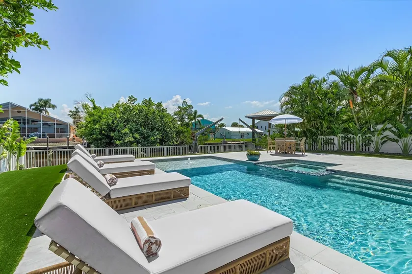Waterfront Retreat, Sleeps 8, Resort Style Pool - Image 1