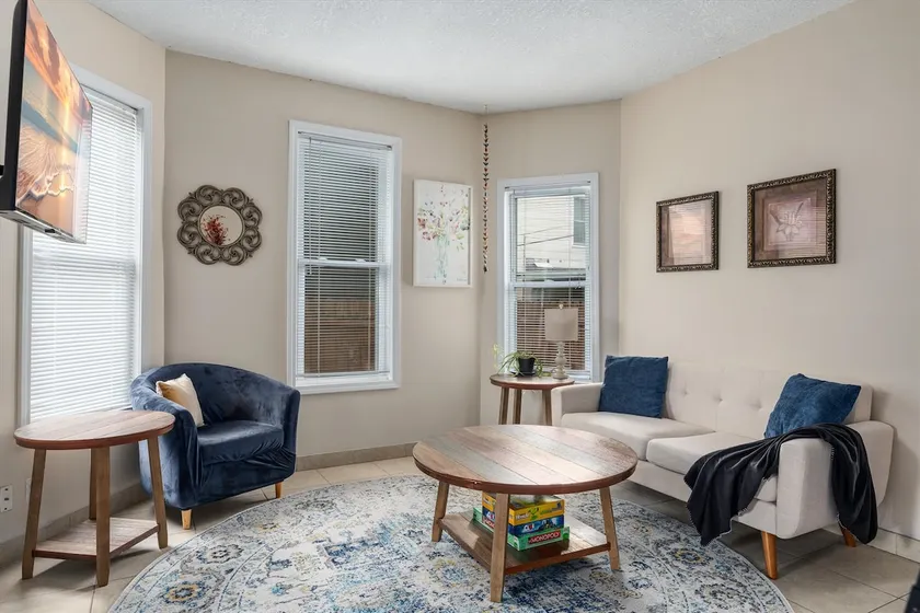 2BR Apartment Near Downtown with Workspace - Snapd - Image 1